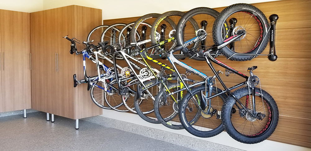 installation-organizer-bicycle-wood-wall